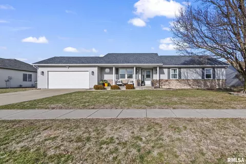 1035 Oakbrook Ave, Chatham, IL 62629