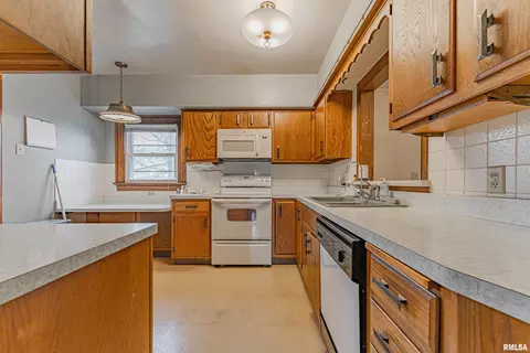 214 N Maple Ave, Minier, IL 61759 photo 20