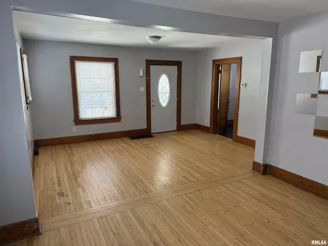 Living - 1708 S Spring St, Springfield, IL 62704 photo 2 of 3