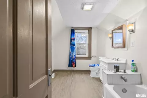 Bath - 1510 S 6th St, Springfield, IL 62703 photo 2 of 4