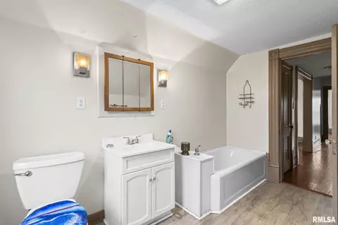 Bath - 1510 S 6th St, Springfield, IL 62703 photo 3 of 4