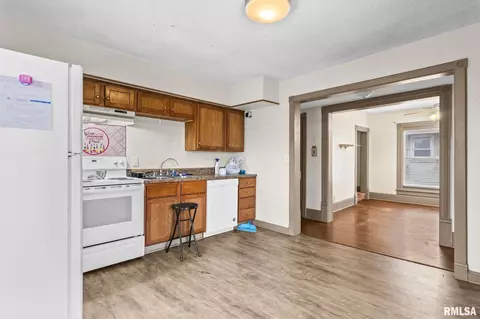 Entry Way - 1510 S 6th St, Springfield, IL 62703 photo 3 of 5