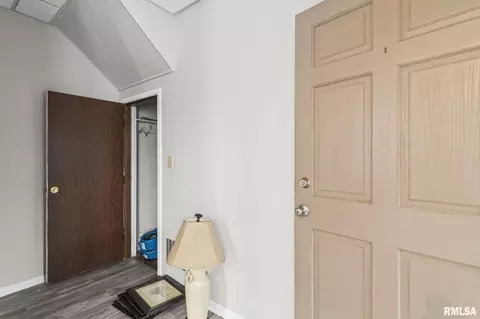 Entry Way - 1510 S 6th St, Springfield, IL 62703 photo 2 of 5