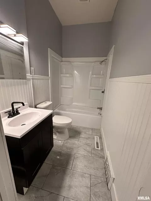 Bath - 1304 S Walnut St, Springfield, IL 62704 photo 1 of 1