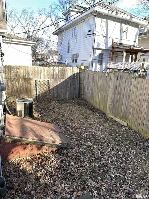 Exterior - 1304 S Walnut St, Springfield, IL 62704 photo 2 of 2