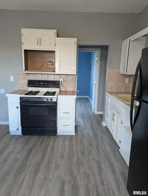 Kitchen - 1301 E Morton Ave, Springfield, IL 62702 photo 1 of 2
