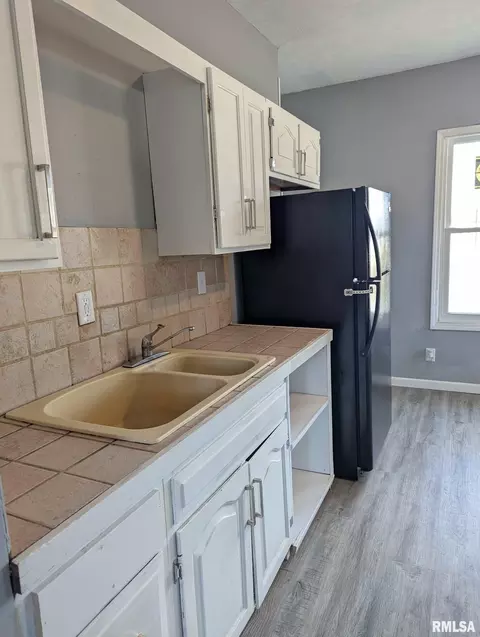 Kitchen - 1301 E Morton Ave, Springfield, IL 62702 photo 2 of 2