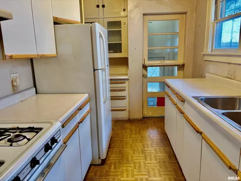 Kitchen - 1620 S 8th St, Springfield, IL 62703 photo 2 of 3