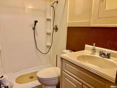 Bath - 1620 S 8th St, Springfield, IL 62703 photo 1 of 1