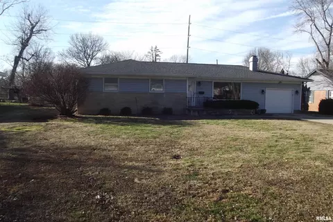 37 Crestview Dr, Chatham, IL 62629