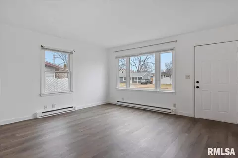Living - 2616 Kent Dr, Springfield, IL 62703 photo 2 of 4