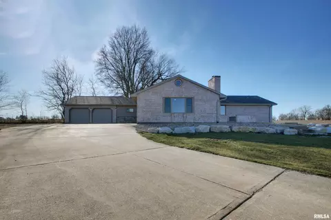 3700 Harrison Ct, Quincy, IL 62305