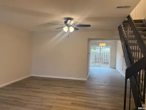 Living - 20 Trailridge Ln, Springfield, IL 62704 photo 1 of 2