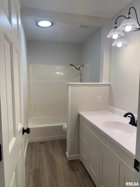 Bath - 20 Trailridge Ln, Springfield, IL 62704 photo 2 of 2