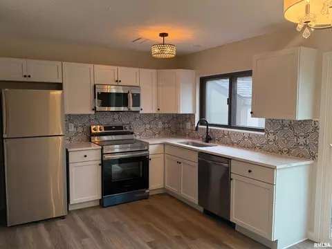 Kitchen - 20 Trailridge Ln, Springfield, IL 62704 photo 1 of 2