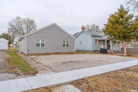 608 6th St, Lincoln, IL 62656
