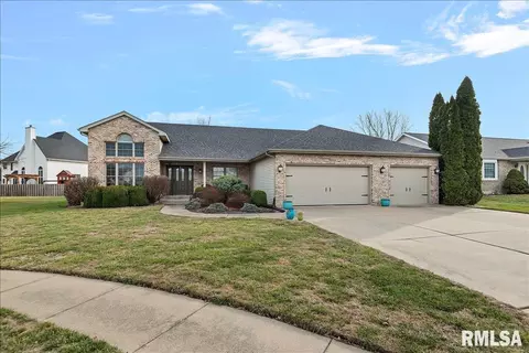 212 Gloucester Ct, Chatham, IL 62629