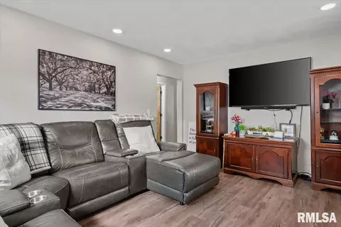 Entry Way - 2945 S 3rd St, Springfield, IL 62703 photo 1 of 3