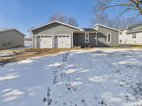 13 Hawthorn Ln, Pleasant Plains, IL 62677