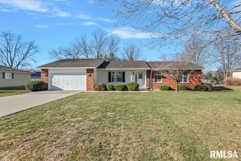 2417 E Lake Shore Dr, Taylorville, IL 62568