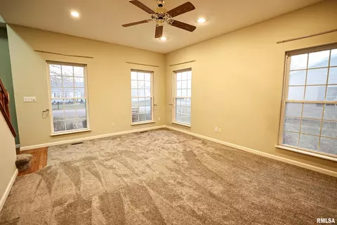 Living - 5 Pheasant Ln, Pittsfield, IL 62363 photo 3 of 9
