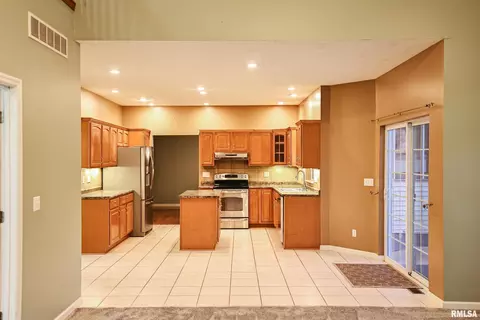 Kitchen - 5 Pheasant Ln, Pittsfield, IL 62363 photo 5 of 5
