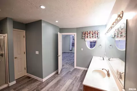Bath - 5 Pheasant Ln, Pittsfield, IL 62363 photo 5 of 7