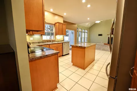Kitchen - 5 Pheasant Ln, Pittsfield, IL 62363 photo 2 of 5