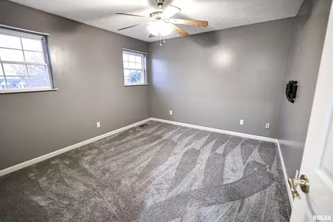 Bedroom - 5 Pheasant Ln, Pittsfield, IL 62363 photo 5 of 6
