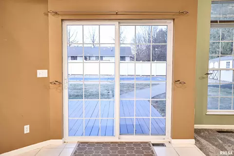 Entry Way - 5 Pheasant Ln, Pittsfield, IL 62363 photo 3 of 5