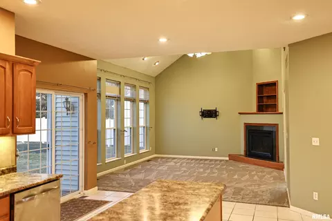 Living - 5 Pheasant Ln, Pittsfield, IL 62363 photo 5 of 9