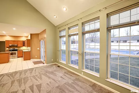 Living - 5 Pheasant Ln, Pittsfield, IL 62363 photo 8 of 9