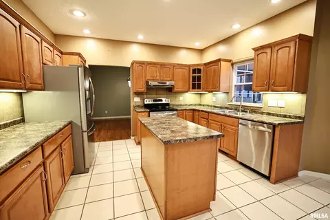 Kitchen - 5 Pheasant Ln, Pittsfield, IL 62363 photo 3 of 5