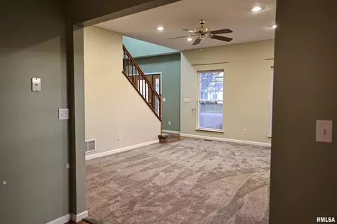 Living - 5 Pheasant Ln, Pittsfield, IL 62363 photo 4 of 9