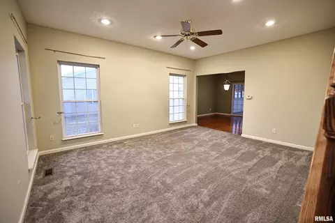 Living - 5 Pheasant Ln, Pittsfield, IL 62363 photo 2 of 9