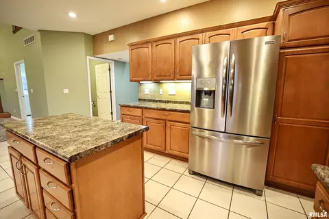 Kitchen - 5 Pheasant Ln, Pittsfield, IL 62363 photo 4 of 5
