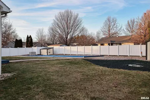 Exterior - 5 Pheasant Ln, Pittsfield, IL 62363 photo 12 of 16