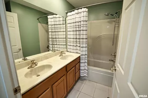 Bath - 5 Pheasant Ln, Pittsfield, IL 62363 photo 6 of 7