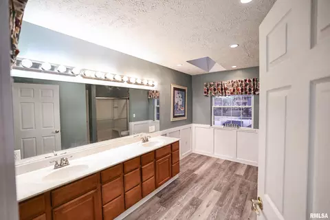 Bath - 5 Pheasant Ln, Pittsfield, IL 62363 photo 3 of 7