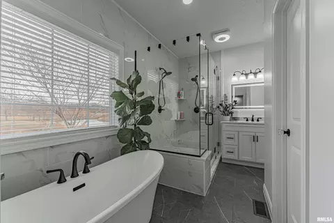 Bath - 9142 Prospect Rd, Mount Olive, IL 62069 photo 2 of 7