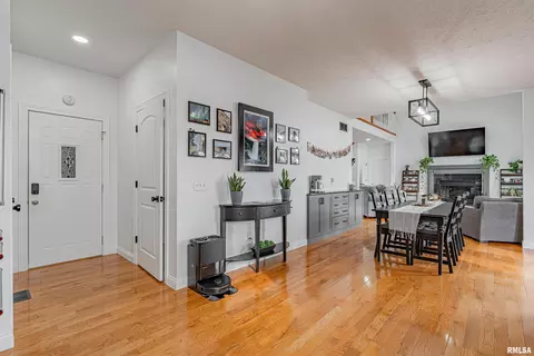 Entry Way - 9142 Prospect Rd, Mount Olive, IL 62069 photo 6 of 12