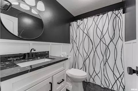 Bath - 9142 Prospect Rd, Mount Olive, IL 62069 photo 6 of 7