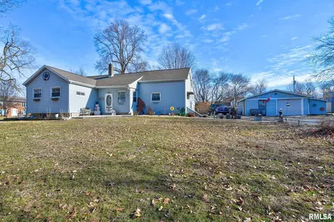 301 S Curtis St, Edinburg, IL 62531