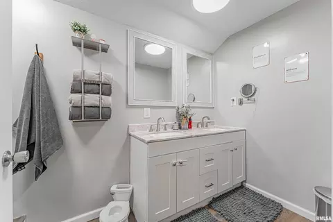 Bath - 1955 E 2700 N Rd, Blue Mound, IL 62513 photo 5 of 7