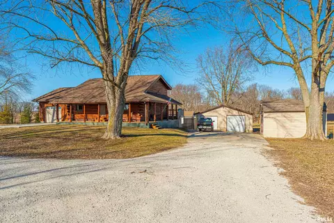 1955 E 2700 N Rd, Blue Mound, IL 62513