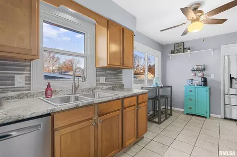 Kitchen - 53 Rosaria Rd, Springfield, IL 62702 photo 4 of 5