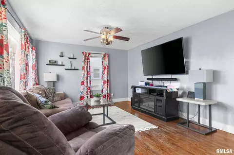 Living - 53 Rosaria Rd, Springfield, IL 62702 photo 2 of 3