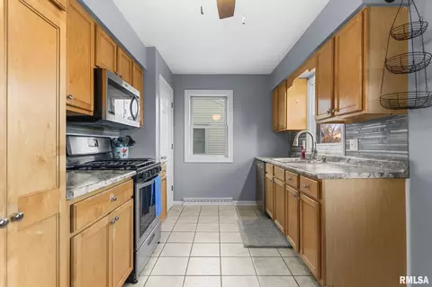 Kitchen - 53 Rosaria Rd, Springfield, IL 62702 photo 2 of 5