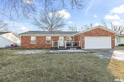 814 Hackberry Rd, Chatham, IL 62629