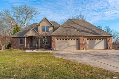 10 Governors Dr, Elkhart, IL 62634